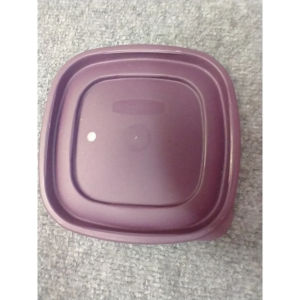 Rubbermaid TakeAlongs 7 Cup Square Food Storage Container with Red Purple Lids‎